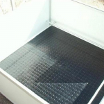 Tapis en caoutchouc pastillé pour bac de mise bas