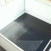 Tapis en caoutchouc pastillé pour bac de mise bas
