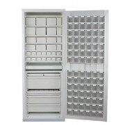 Armoire à pharmacie avec une porte équipée et renforcée