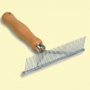 Grattoir ergonomique en bois – toilettage facile chiens et chats