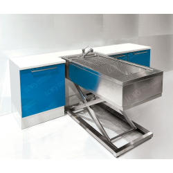 Petit ensemble mobilier avec placards et baignoire