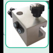 Pince de fixation pour barres latérales de tables de chirurgie