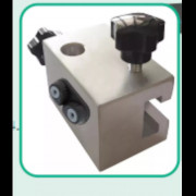 Pince de fixation pour barres latérales de tables de chirurgie