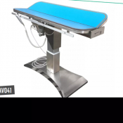 Table électrique avec barres latérales et étagères