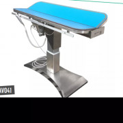 Table électrique avec barres latérales et étagères